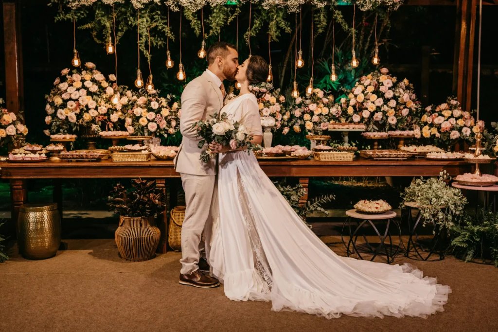 Décoration de table chic pour un mariage d’hiver avec bougies et guirlandes