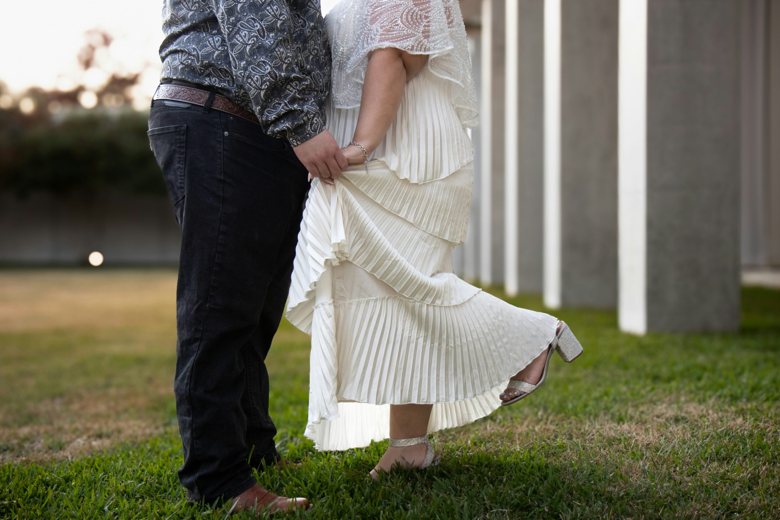 Détails d’un shooting photo de couple pour la Saint-Valentin mettant en valeur la complicité des futurs mariés