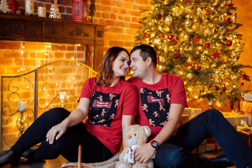 Toast et annonce de mariage pendant le réveillon de Noël, moment émotionnel en famille.