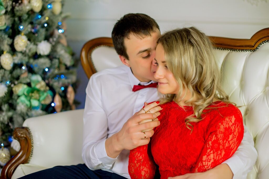 Coffret surprise sous le sapin pour annoncer son mariage à sa famille lors de l’ouverture des cadeaux de Noël.