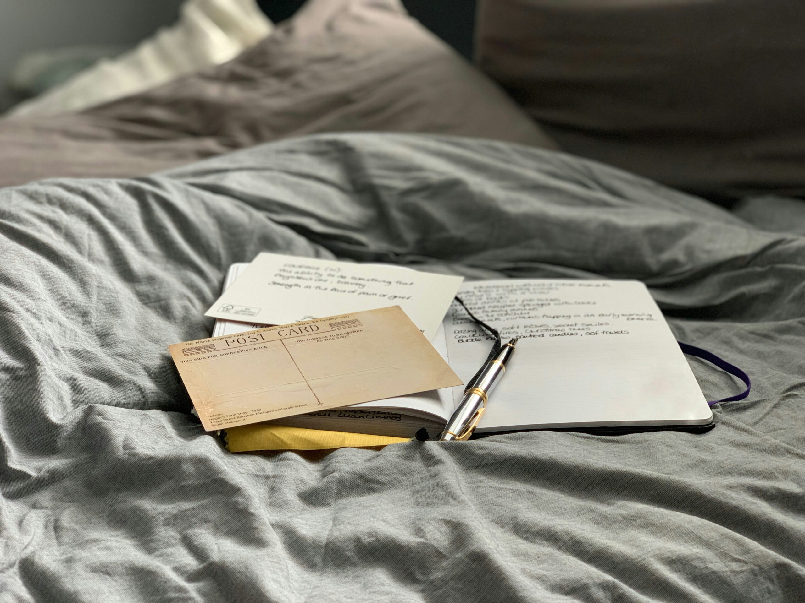 Couple en extérieur évoquant des souvenirs, inspiration pour une lettre de Saint-Valentin.
