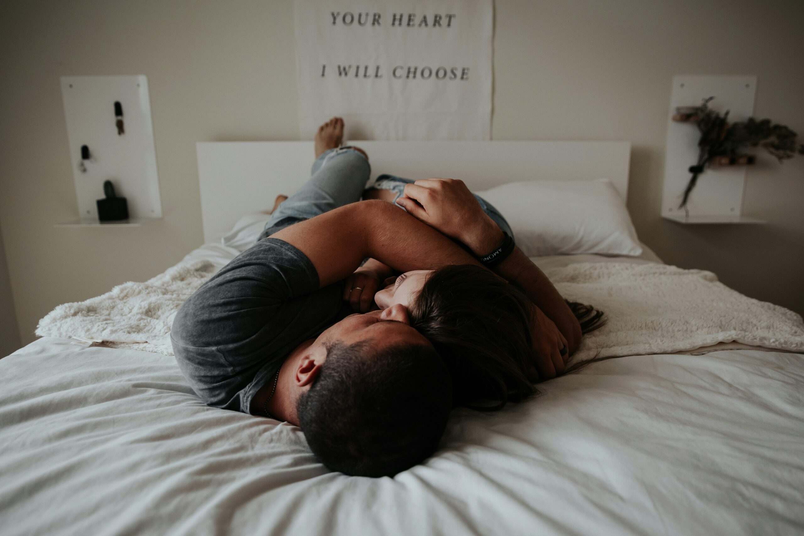 Couple allongé dans un lit, complice et amoureux pour la Saint-Valentin.