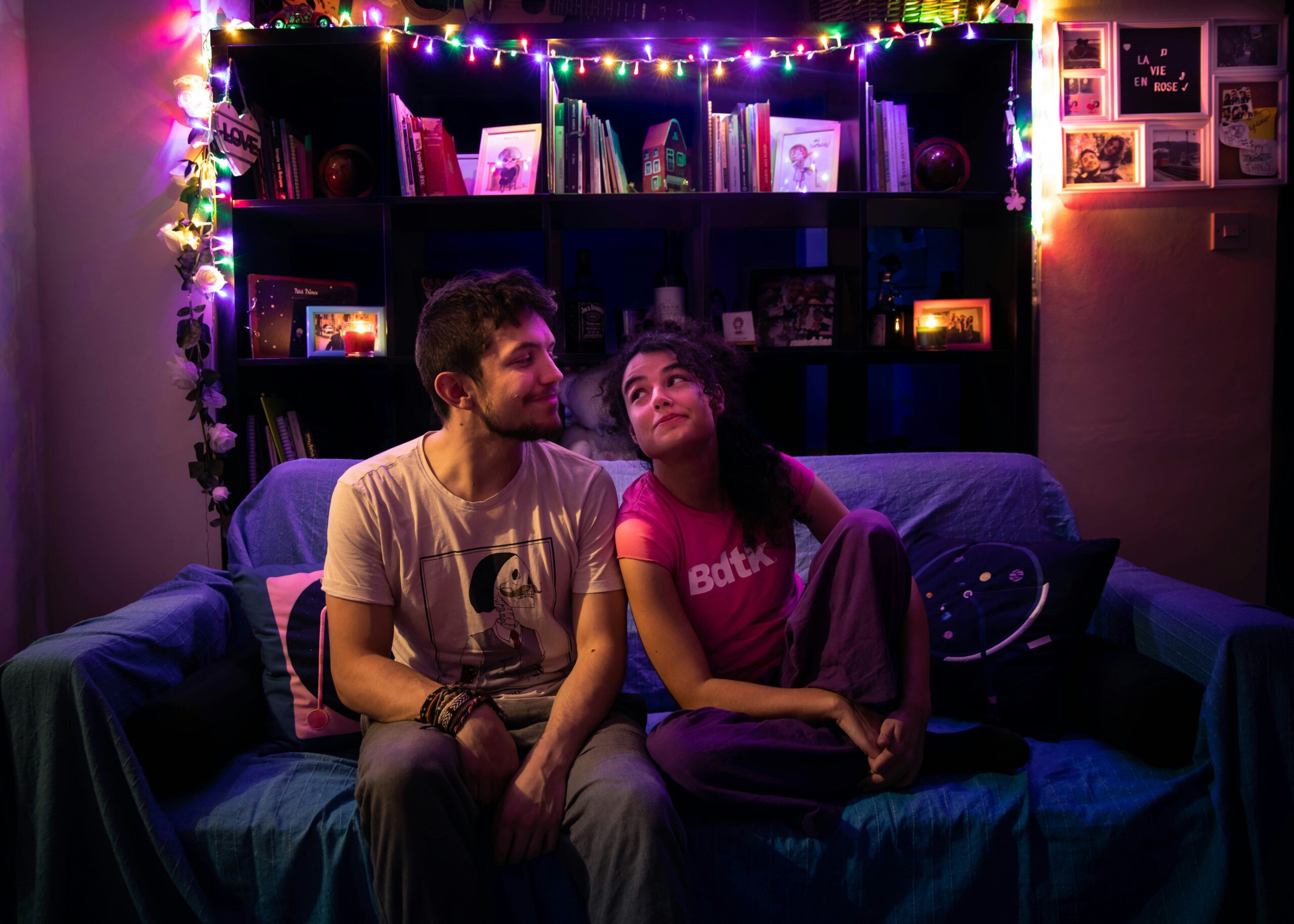 Couple complice sur un canapé partageant un moment tendre pour la Saint-Valentin.