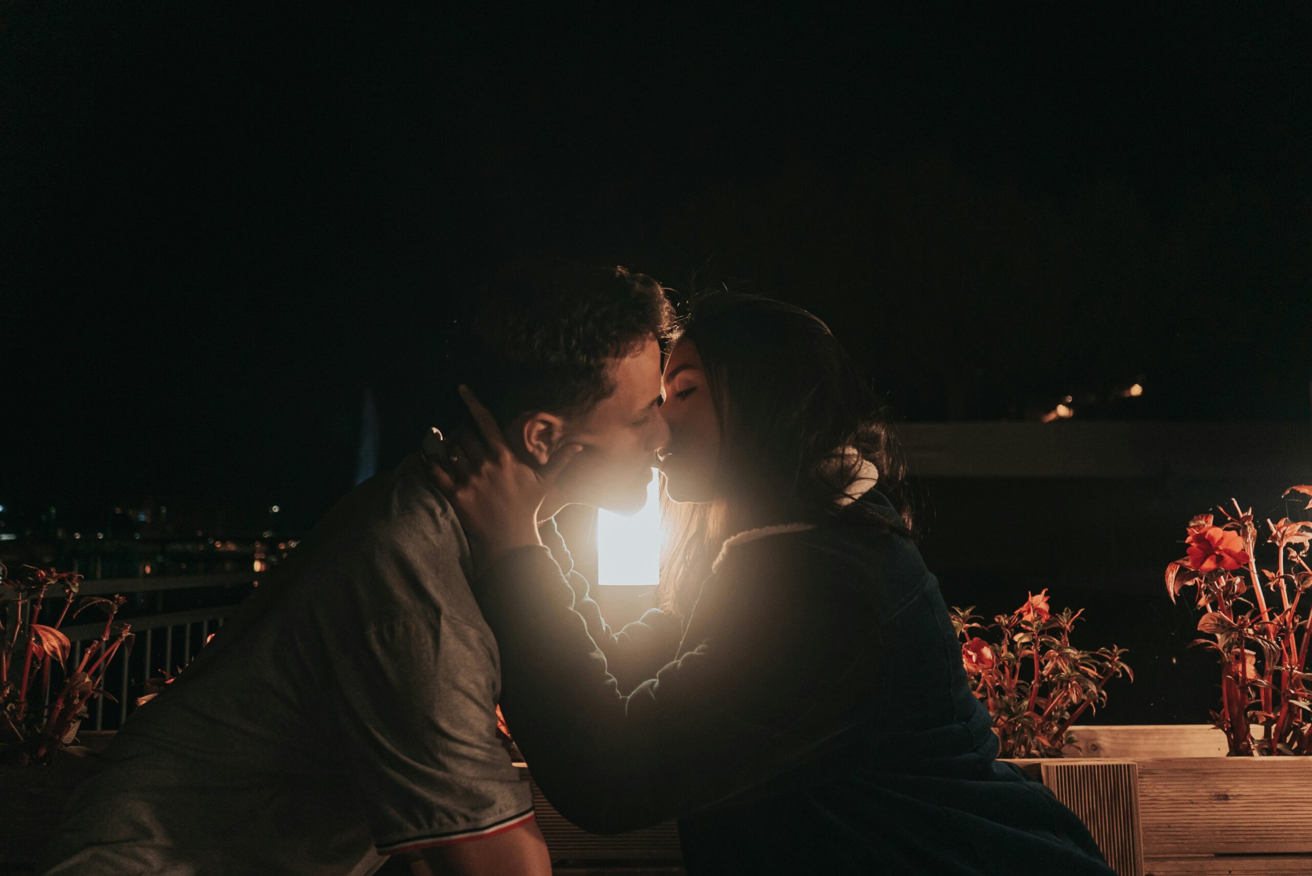 Couple s’embrassant en extérieur lors d’une promenade romantique de Saint-Valentin.