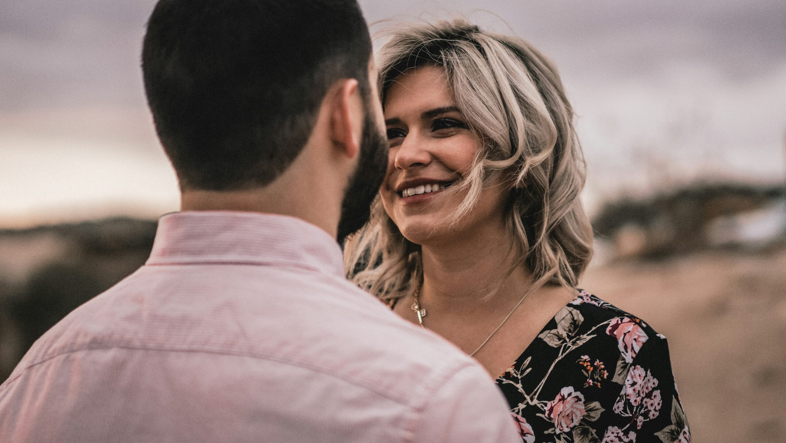 Séance photo de couple pour la Saint-Valentin avec une femme regardant amoureusement son partenaire