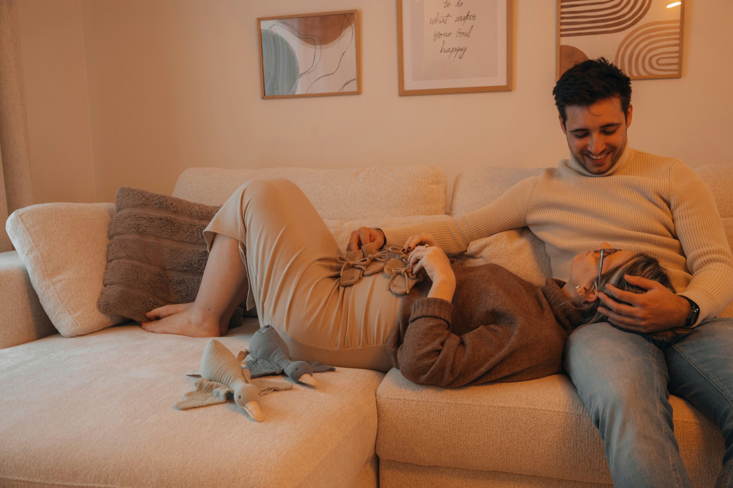 Couple sur le canapé qui parlent lors de leur soirée de Saint Valentin