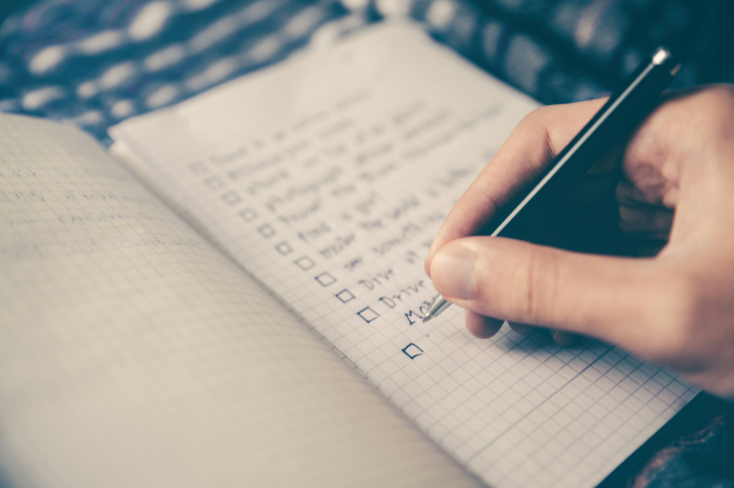 Checklist de préparatifs de mariage avec des tâches cochées étape par étape