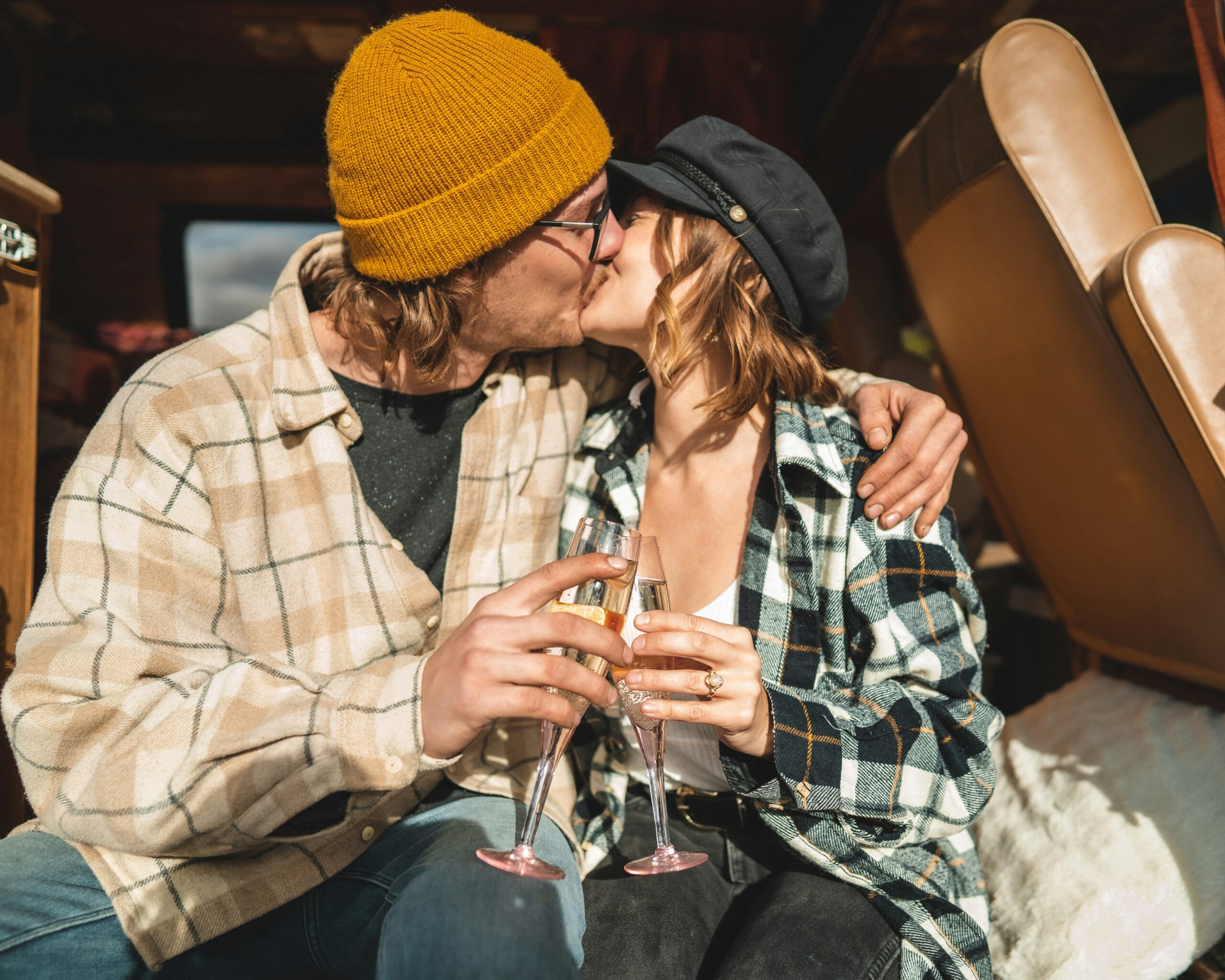couple de futurs mariés célébrant la Saint-Valentin pendant les préparatifs du mariage