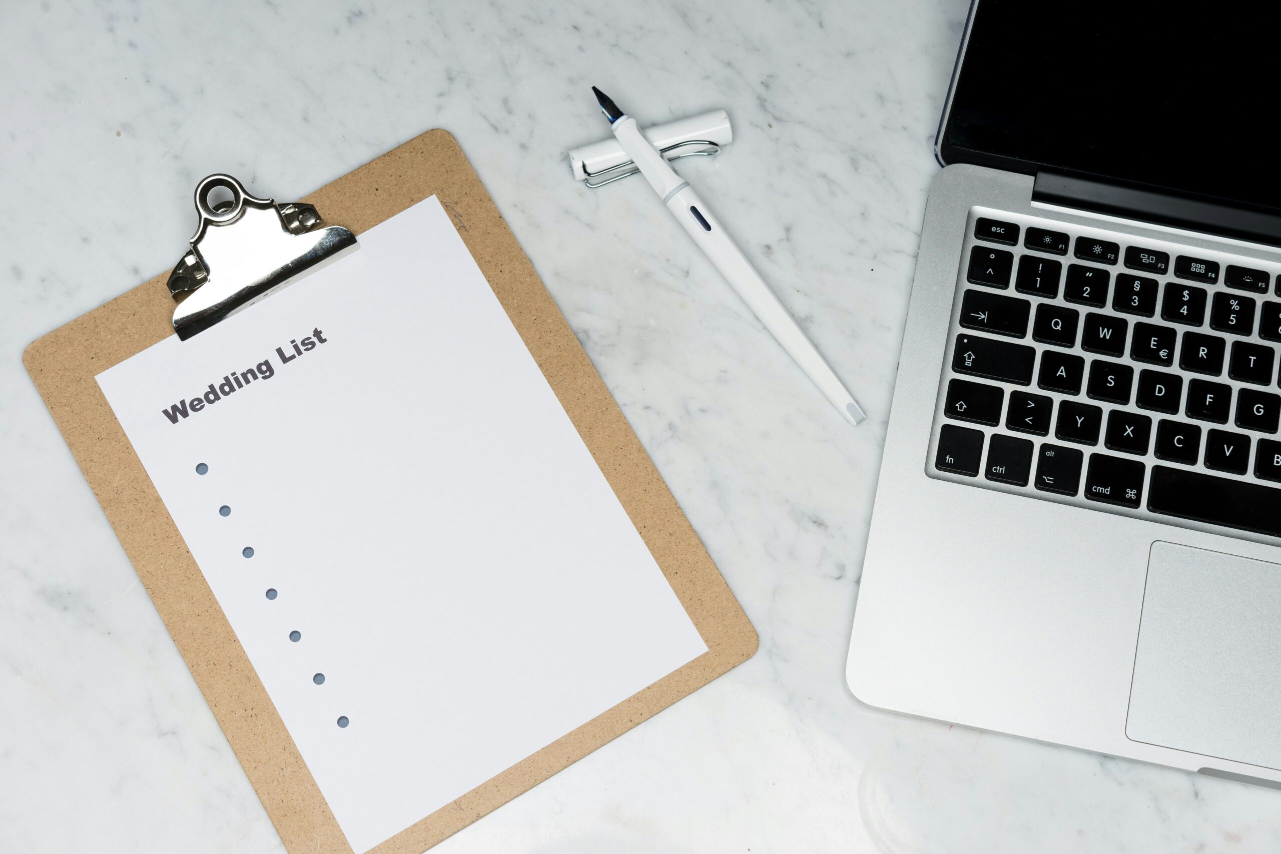 Préparatifs de mariage avec une to-do list d’organisation sur ordinateur