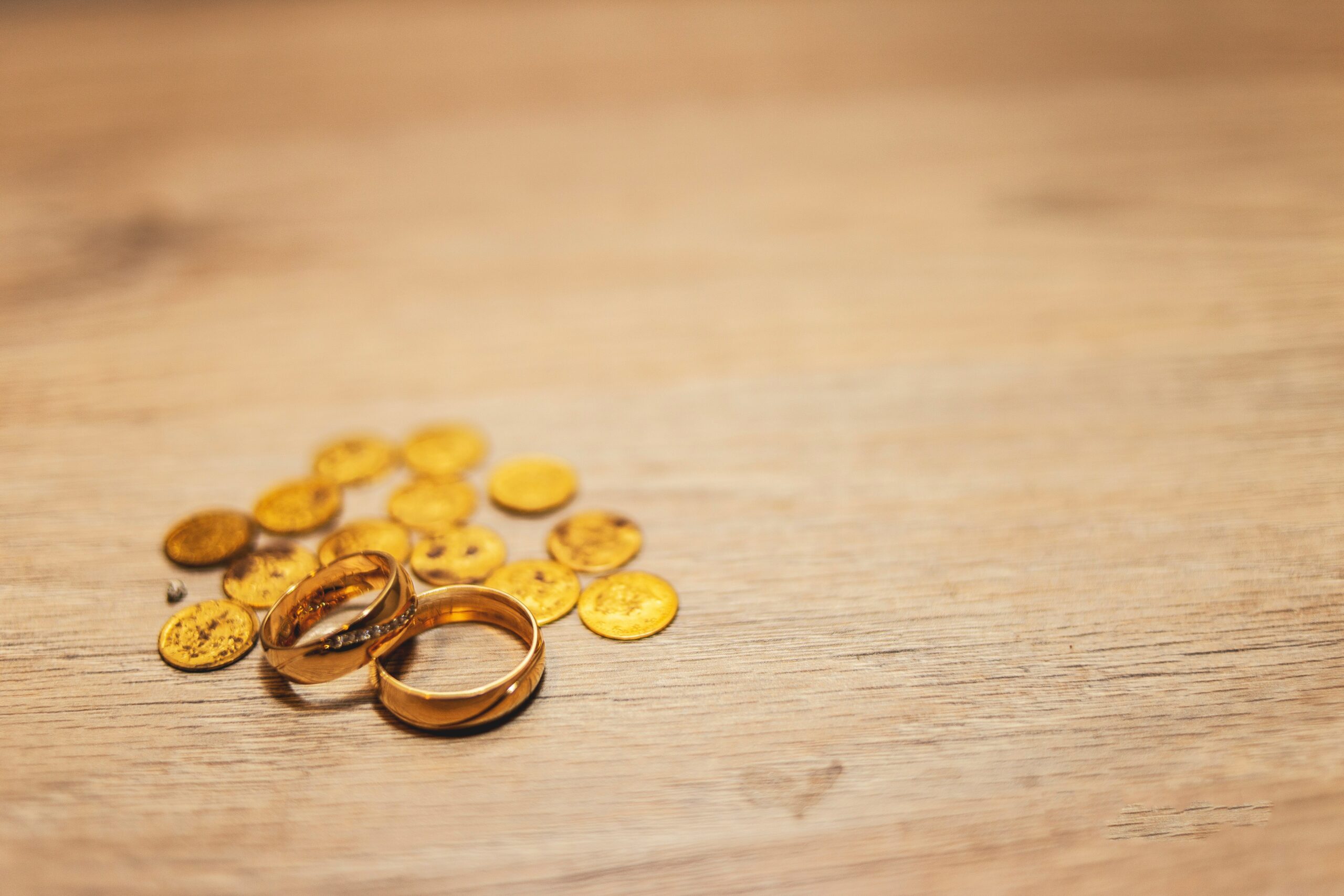 Alliances de mariage posées près d’une pièce pour illustrer le budget mariage