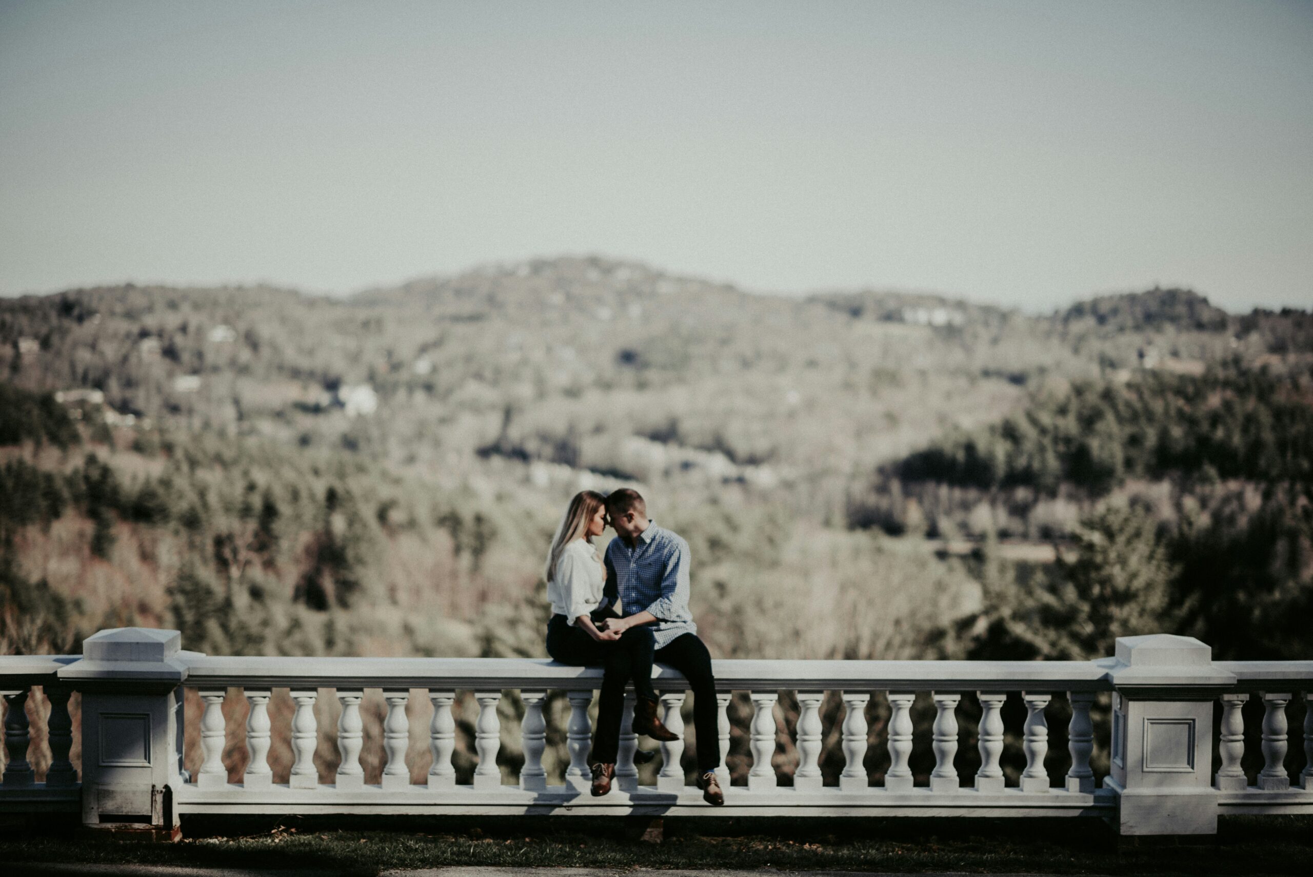 Shooting photo de couple amoureux en extérieur pour la Saint-Valentin, futurs mariés complices