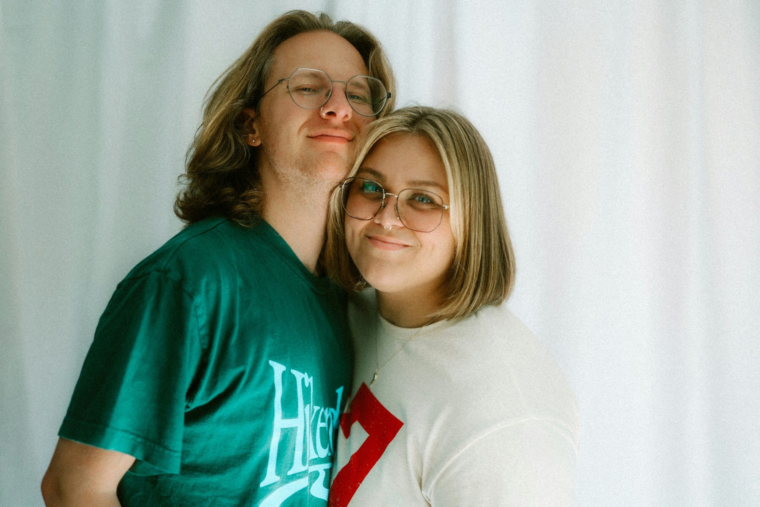 Couple amoureux réalisant un shooting photo improvisé pour la Saint-Valentin.