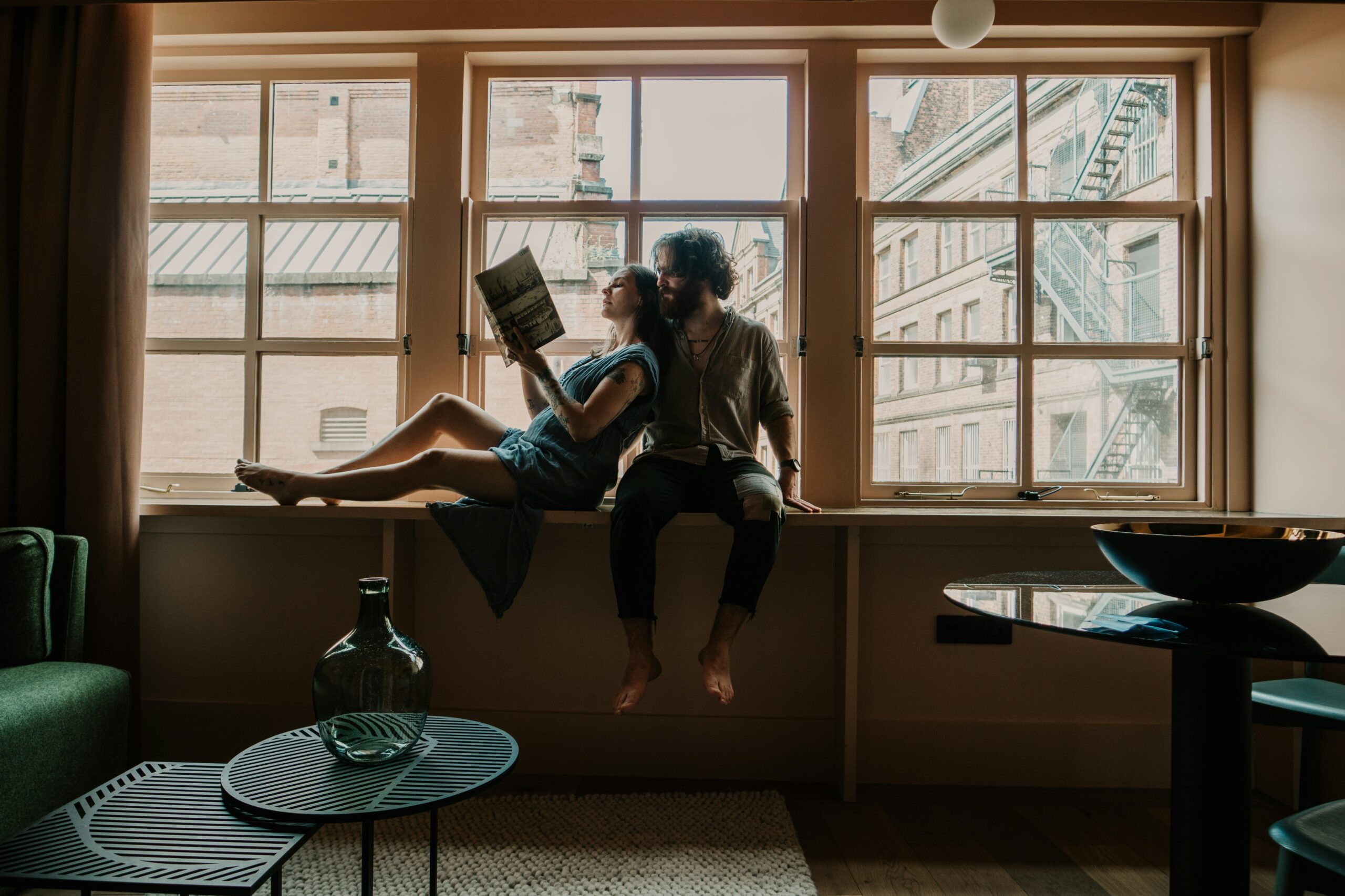 Couple de futurs mariés partageant un moment romantique pour la Saint-Valentin.