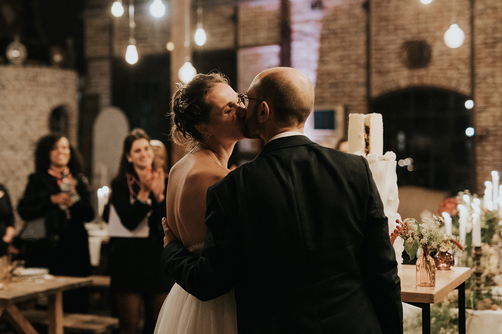 Couple de futurs mariés sereins grâce à l’accompagnement d’une wedding planner. pourquoi faire appel à une wedding planner ?