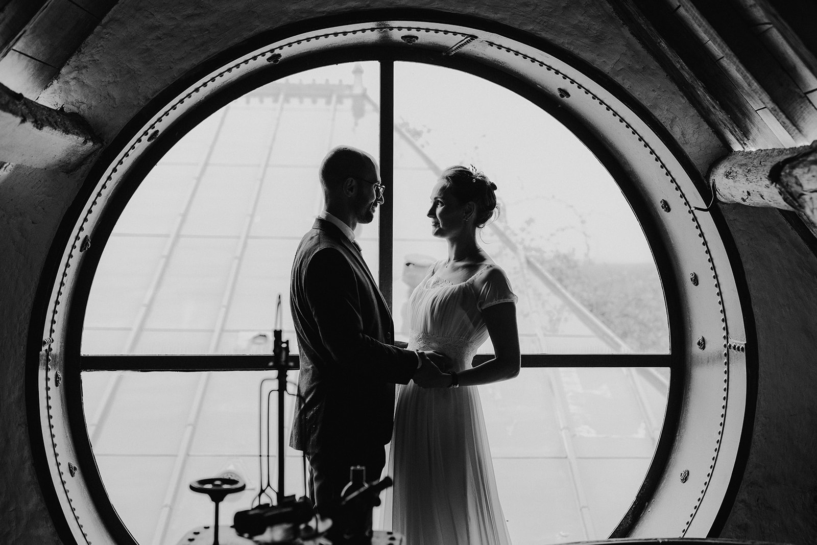 Couple de futurs mariés organisant leur mariage avec une wedding planner