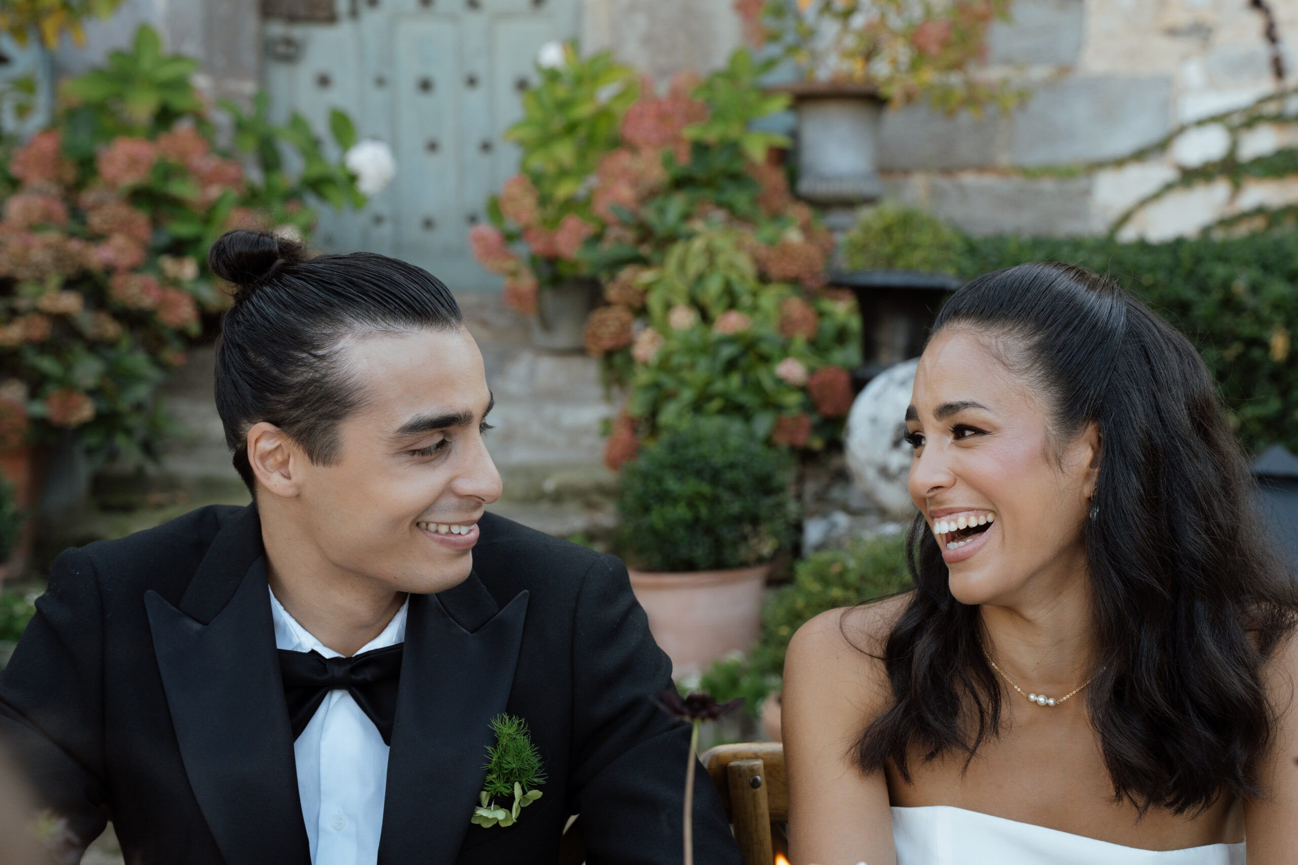 Préparatifs lors d’un shooting d’inspiration mariage coordonné par une wedding planner. shooting d’inspiration mariage Shooting d’inspiration mariage : les coulisses de Muse Créative