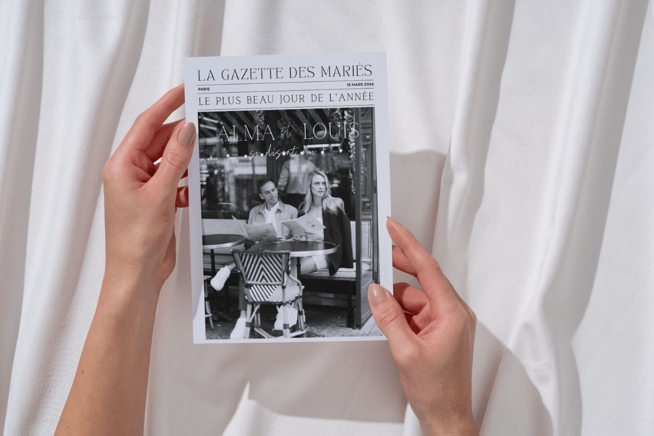 Gazette mariage à imprimer posée sur table en papeterie mariage élégante