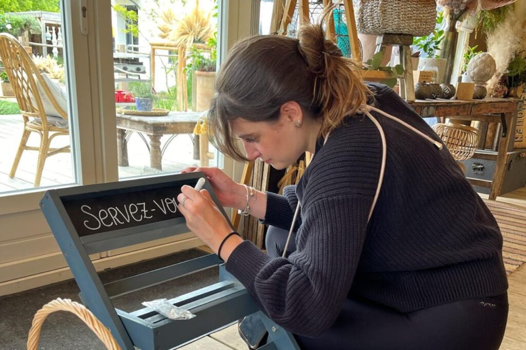 Accueil des invités par une wedding planner le jour du mariage pour garantir sérénité et fluidité