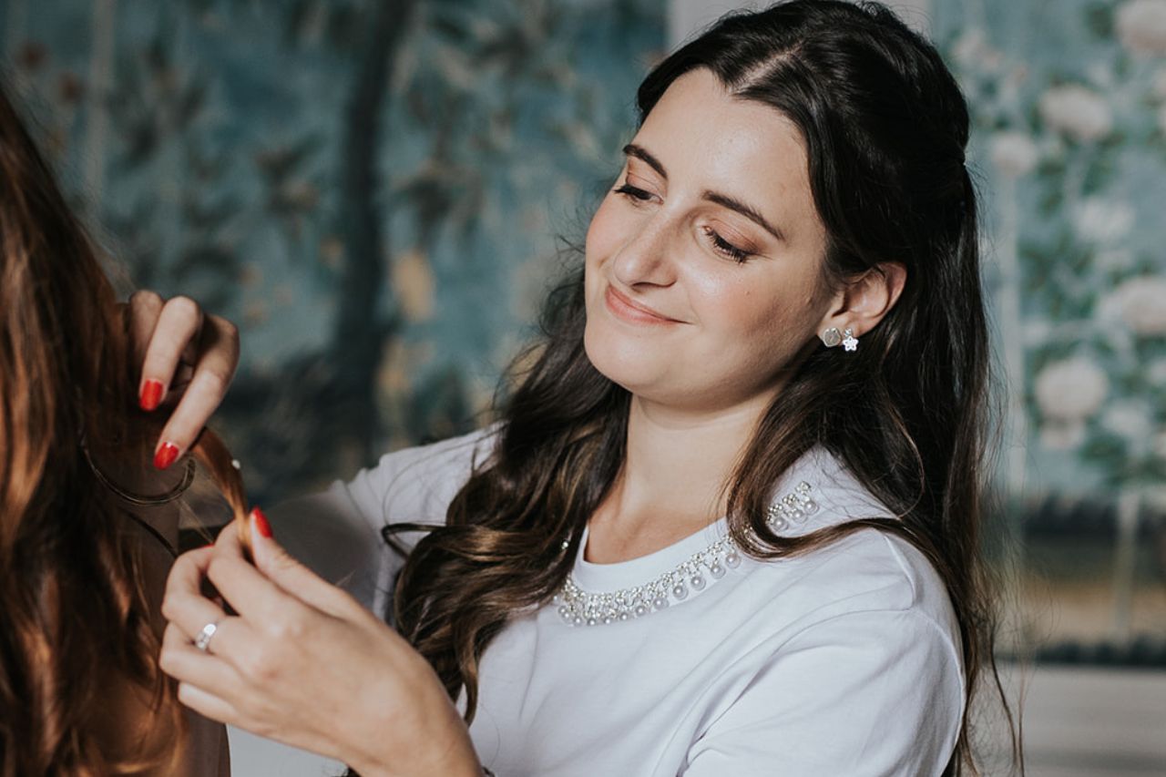 Wedding planner installant la décoration avant l’arrivée des mariés pour garantir une mise en place parfaite