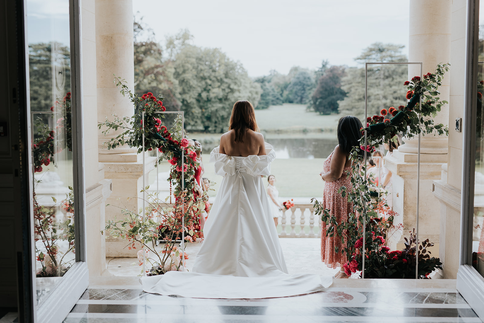 Mariée de dos pendant la cérémonie de mariage coordonnée par une wedding planner