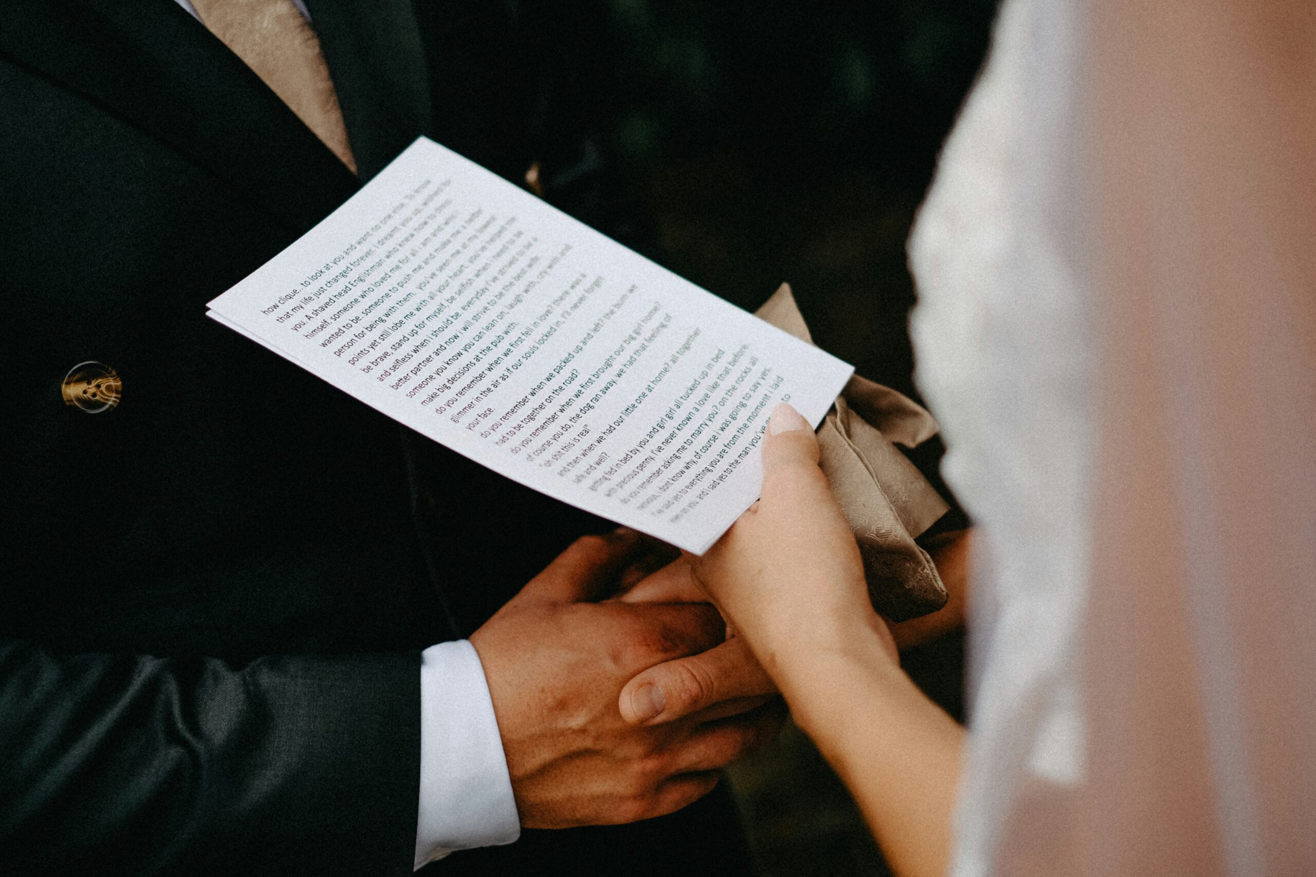 Wedding planner expliquant la répartition du budget mariage 2026 à des futurs mariés