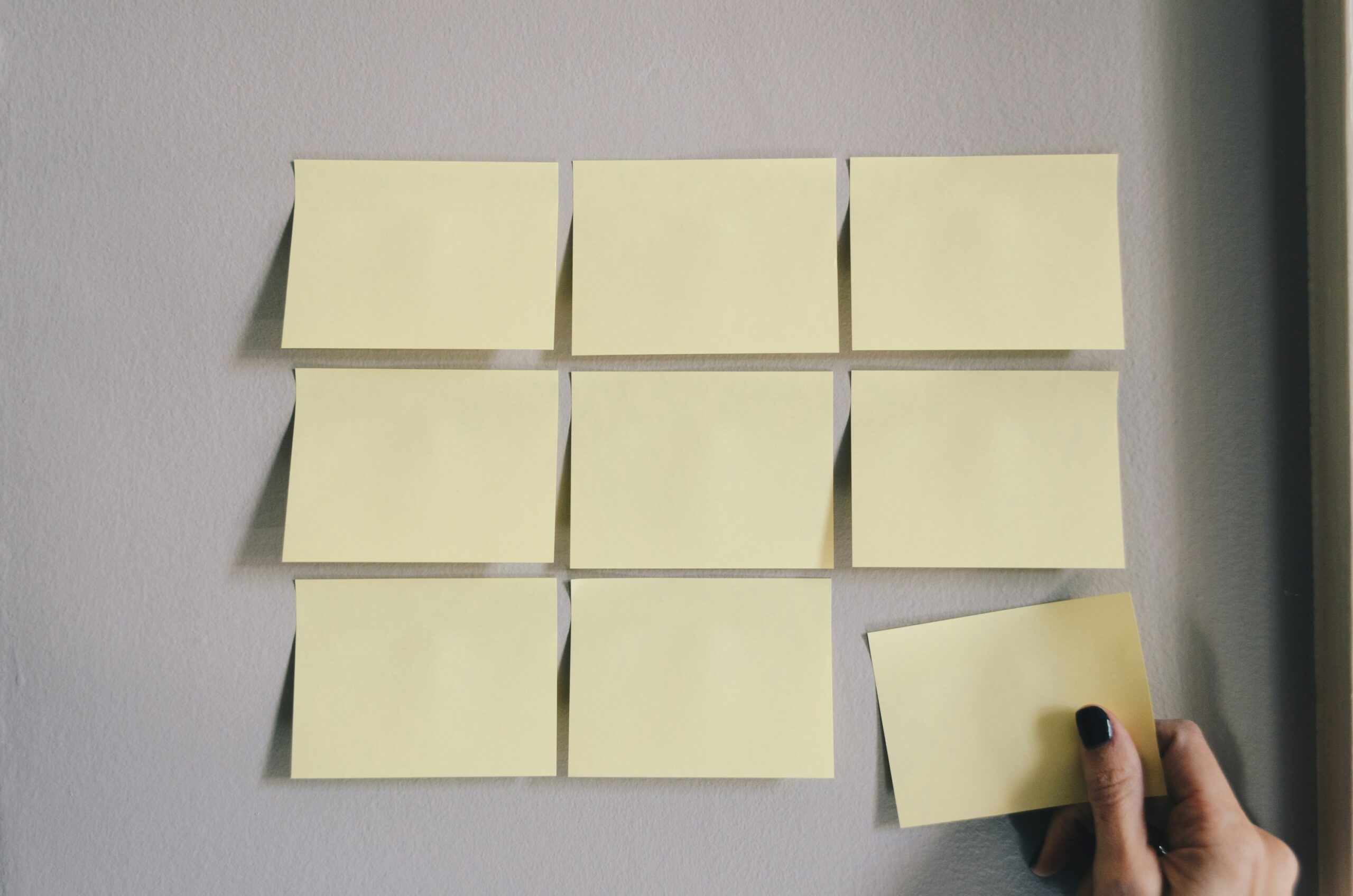 Planning organisation mariage posé sur un bureau avec to do list et agenda structuré