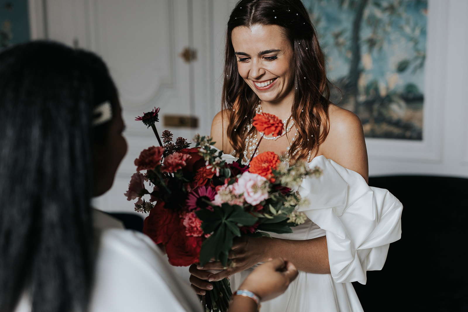 Wedding planner donnant le bouquet à la mariée avant la cérémonie