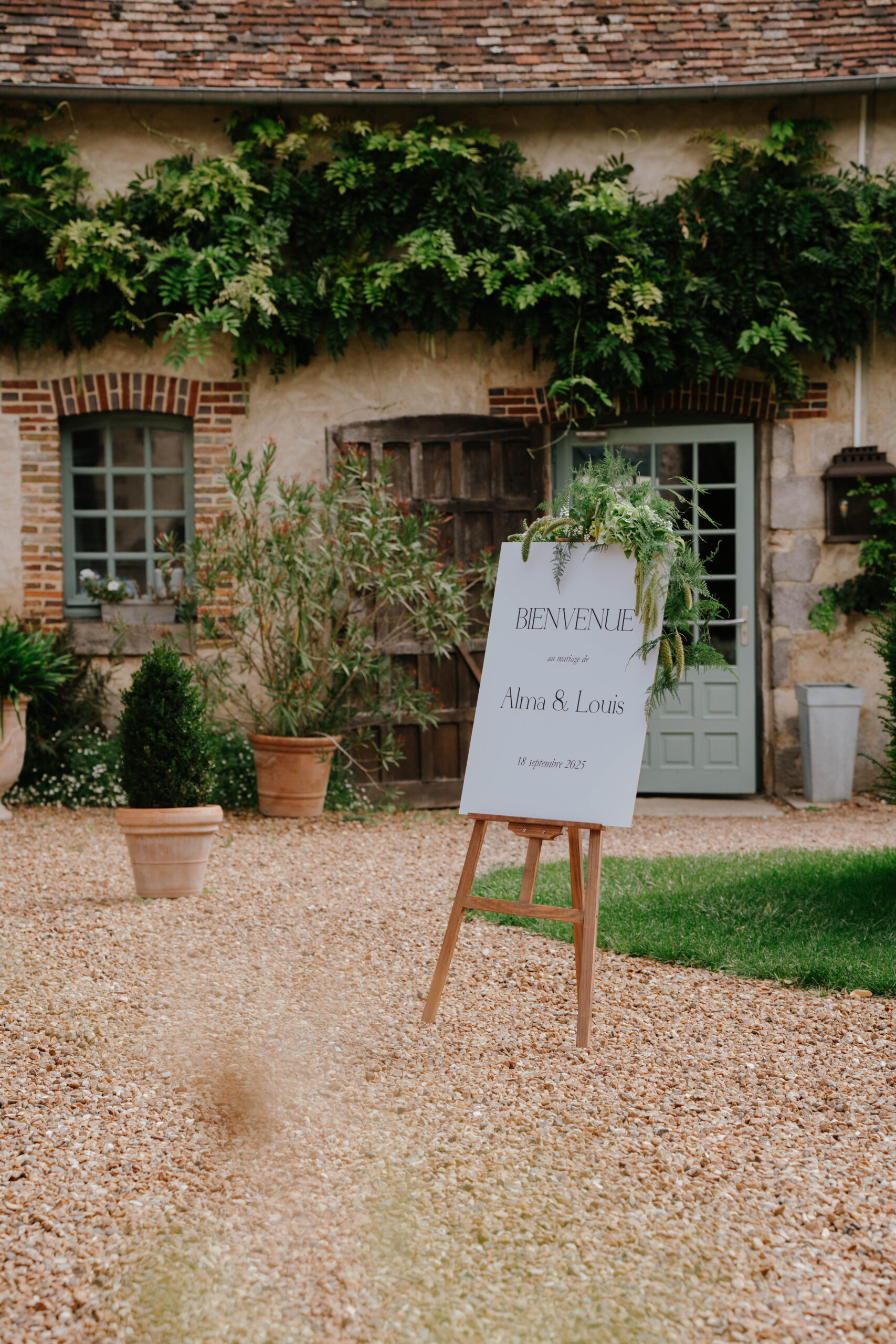 Cour d'honneur du Manoir de Vacheresses avec ses boules d'ifs, lieu de mariage en Yvelines