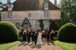 Salle de réception du Manoir de Vacheresses avec cheminée monumentale et plafond cathédrale