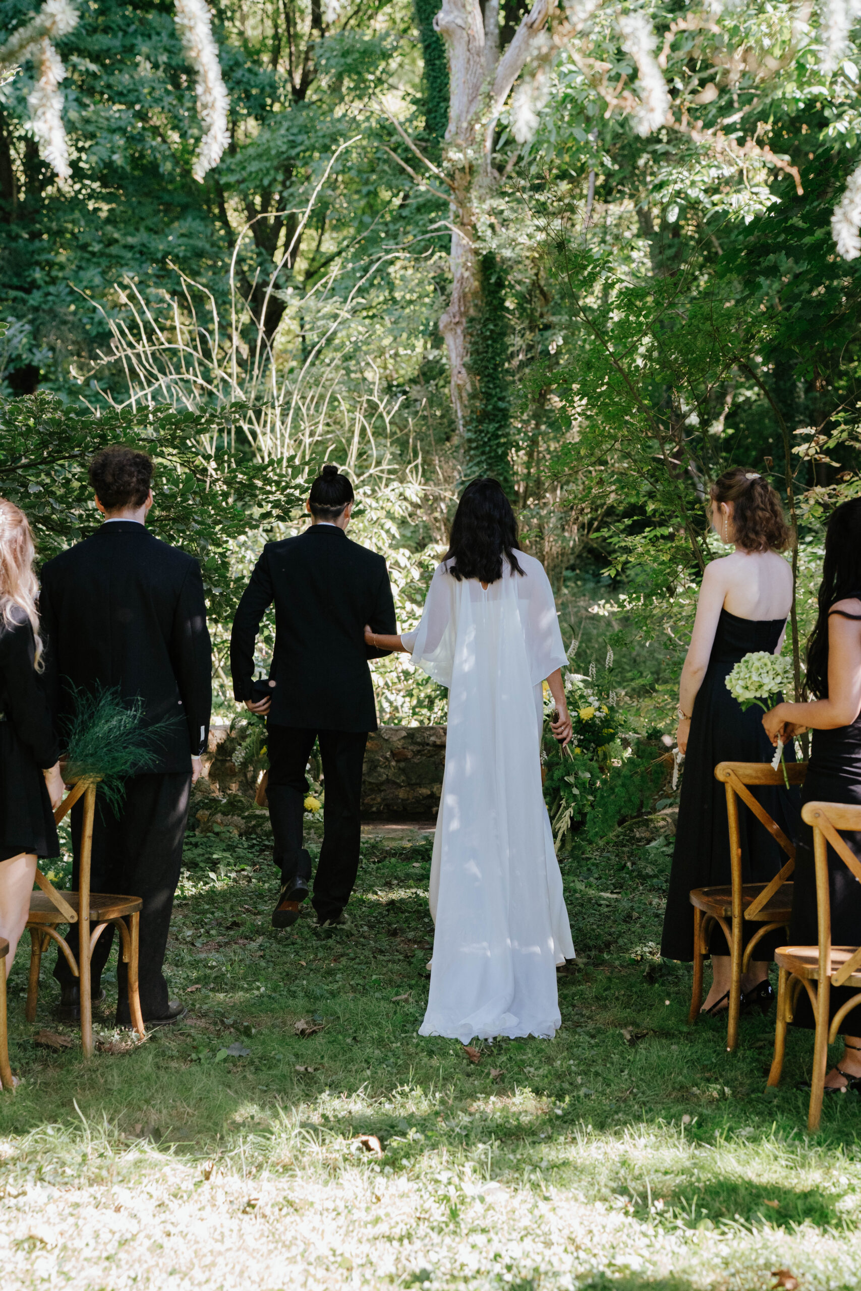 Cérémonie laïque en intérieur lors d'un mariage d'hiver, ambiance lumineuse et chaleureuse