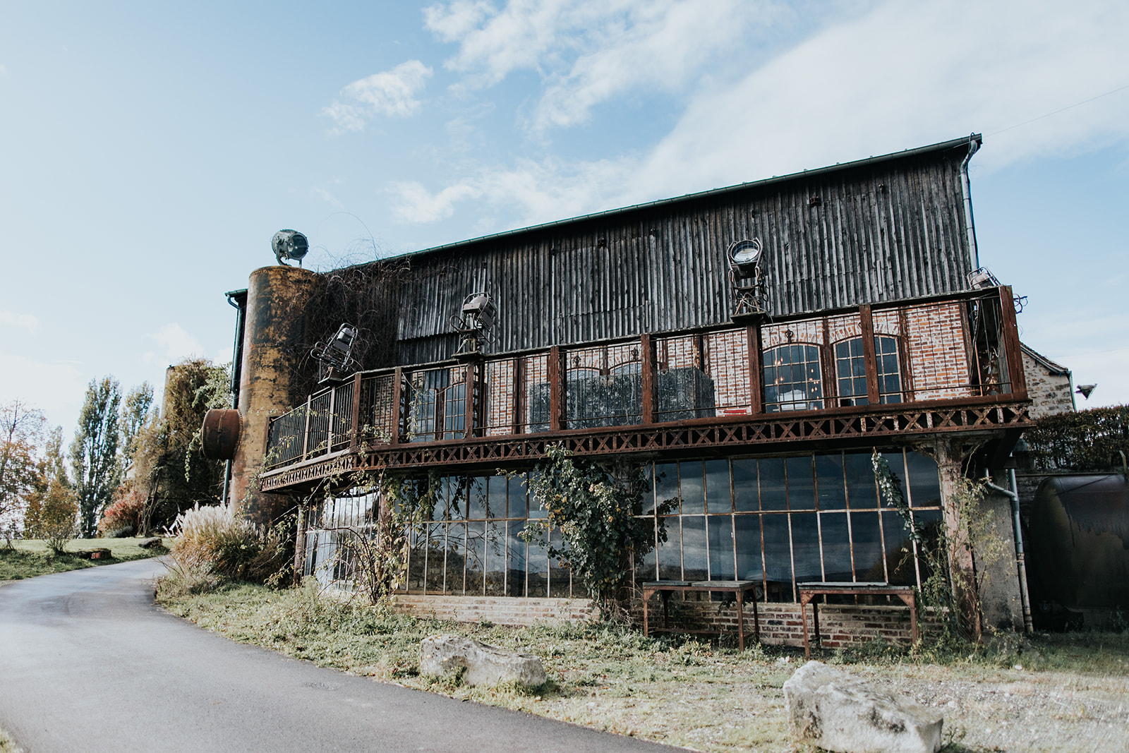 Salle principale des Bonnes Joies, lieu de mariage industriel et chiné en Île-de-France