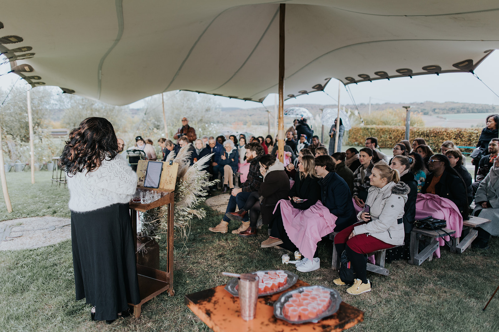 Cérémonie laïque en intérieur lors d'un mariage d'hiver, ambiance lumineuse et chaleureuse
