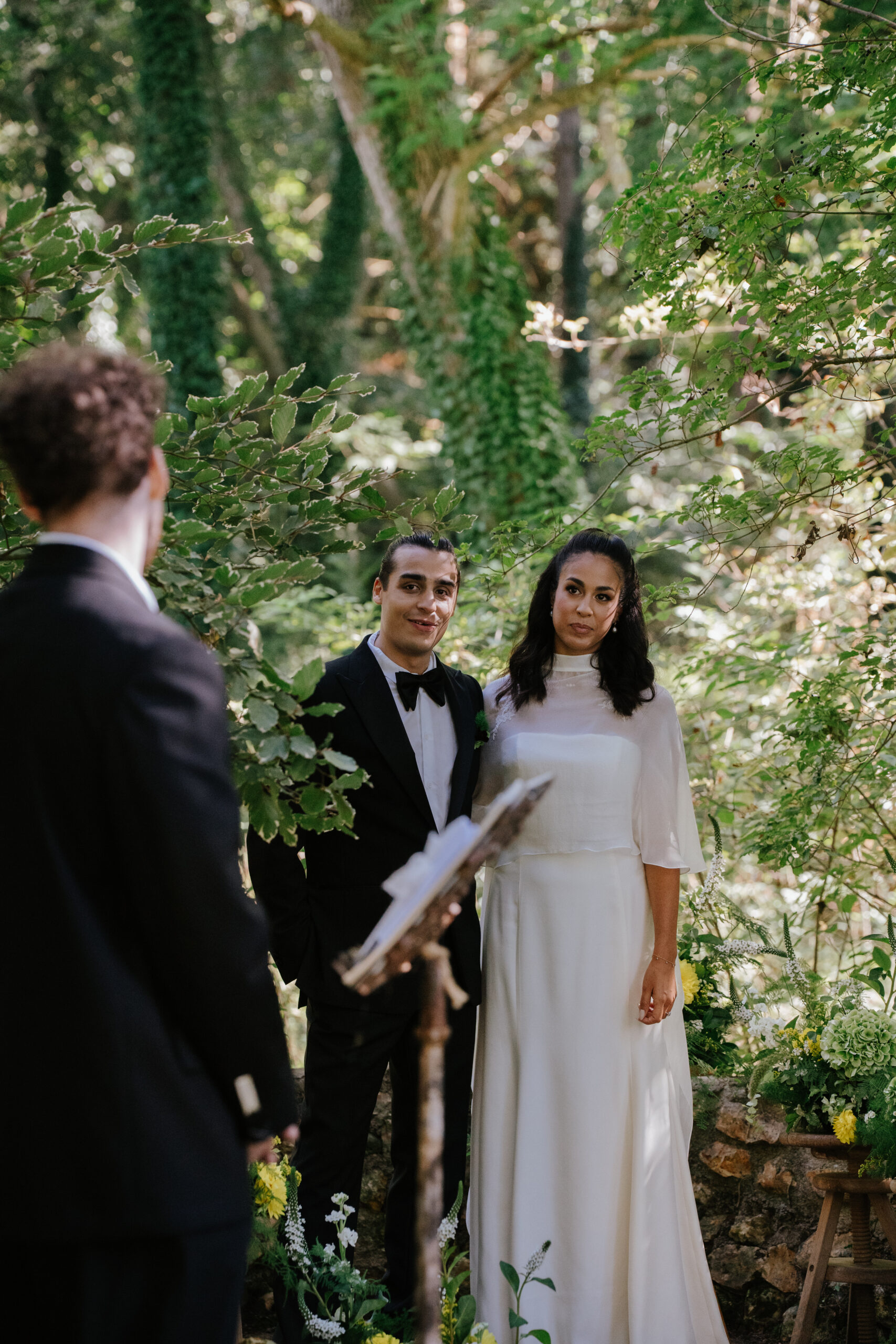 Officiant de cérémonie laïque tenant son livret lors d'un mariage élégant"