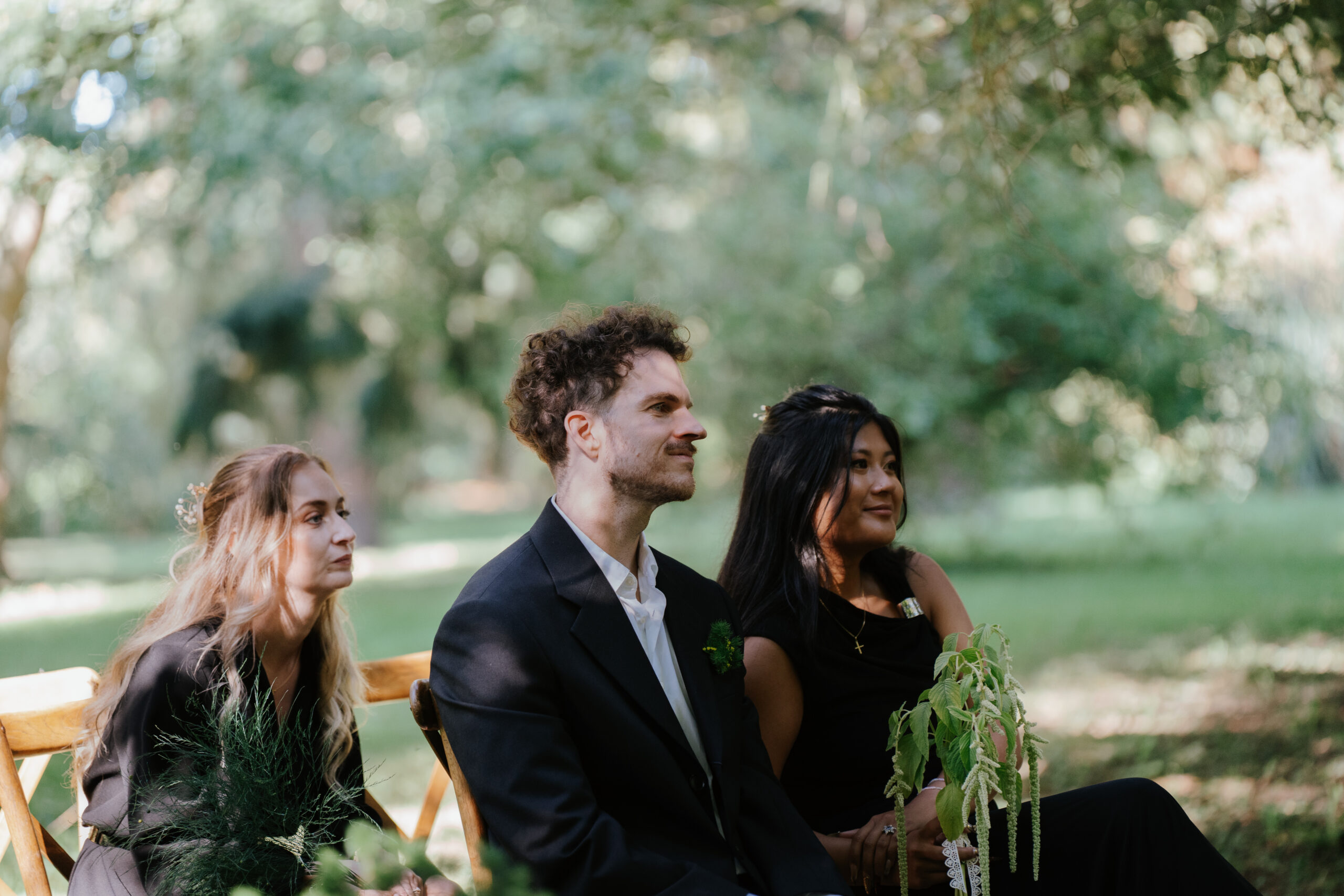 Cérémonie laïque en intérieur lors d'un mariage d'hiver, ambiance lumineuse et intime"
