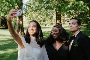 Officiant de cérémonie laïque s'adressant aux mariés et aux invités lors d'un mariage en extérieur"