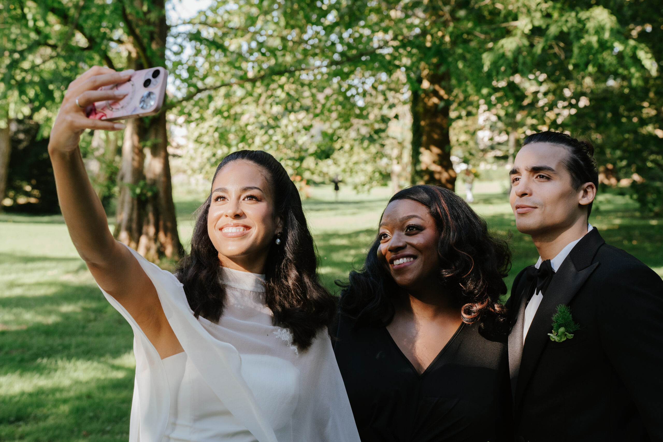 Officiant de cérémonie laïque s'adressant aux mariés et aux invités lors d'un mariage en extérieur"
