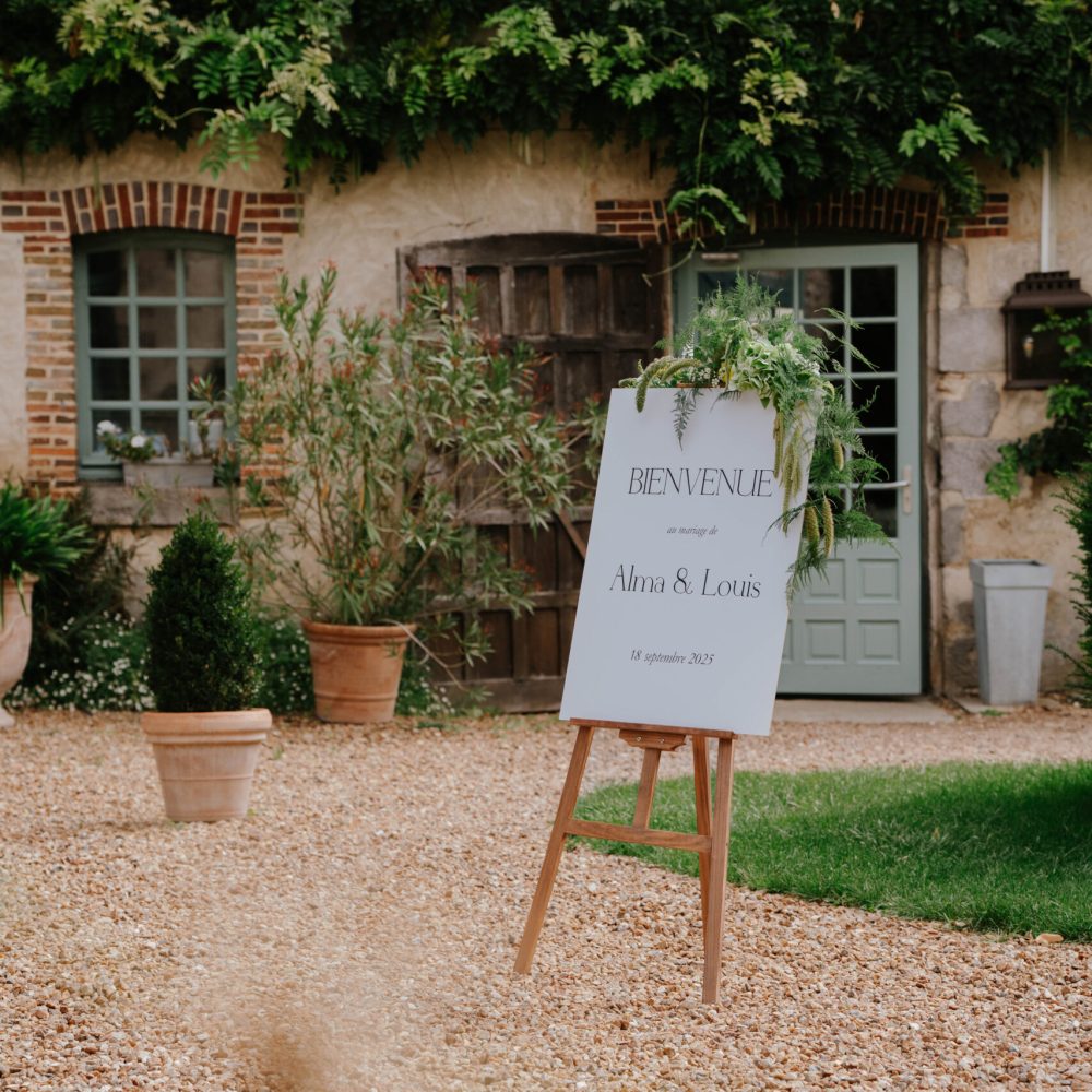 Cour d'honneur du Manoir de Vacheresses avec ses boules d'ifs, lieu de mariage en Yvelines