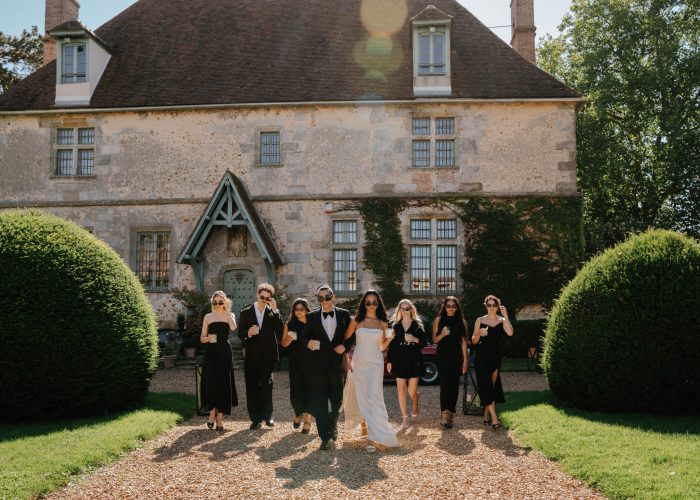 Salle de réception du Manoir de Vacheresses avec cheminée monumentale et plafond cathédrale