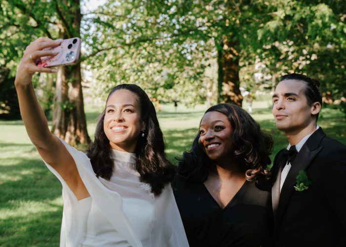 Officiant de cérémonie laïque s'adressant aux mariés et aux invités lors d'un mariage en extérieur"