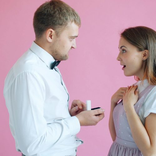 10 idées romantiques mais simples pour célébrer la Saint-Valentin en plein préparatifs du mariage