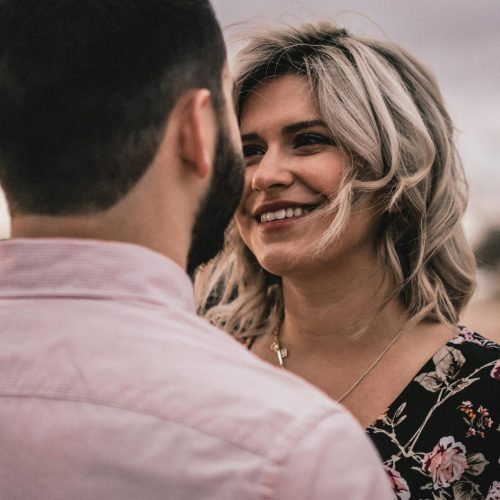 Séance photo couple Saint-Valentin : idées chic sans budget